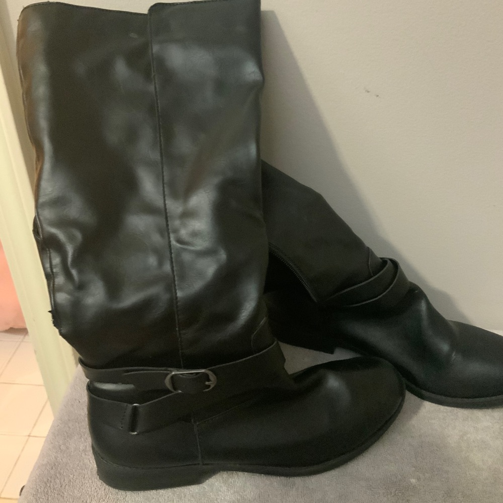 Easy casual comfortable wearing walking boot.  For work and play